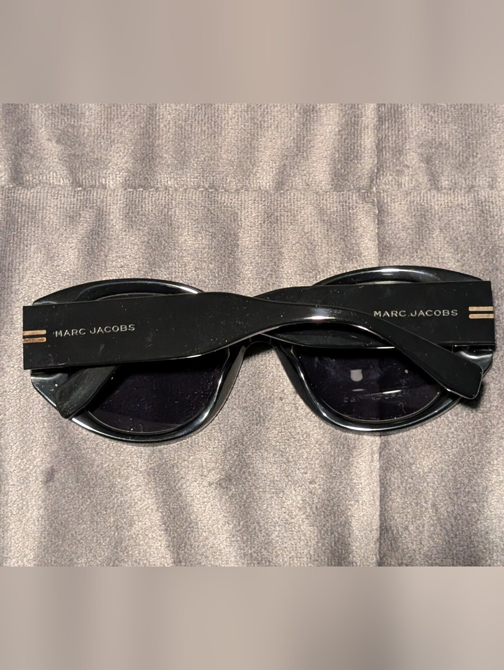 New Marc Jacobs Women’s Black Sunglasses with Yellow Case - Full Set - Picture 6 of 8